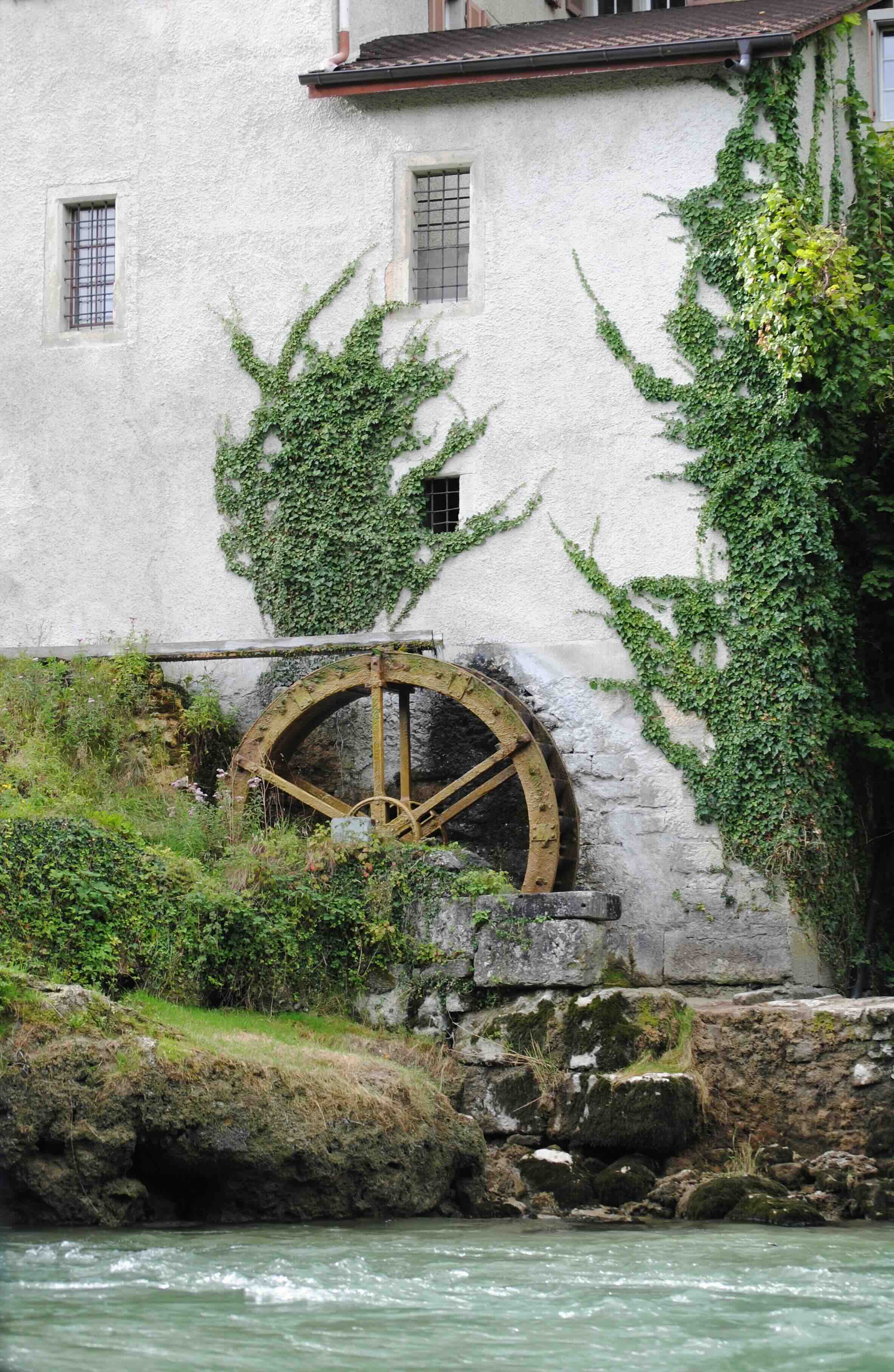 Quelle est la plus ancienne papeterie du canton de Fribourg et quel rôle a joué Estavayer ?